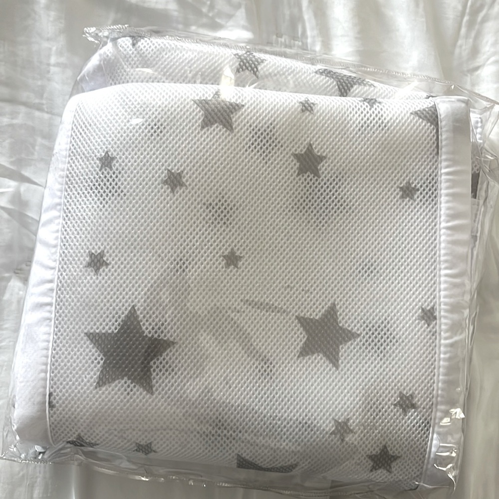 Mesh star bumper for crib
